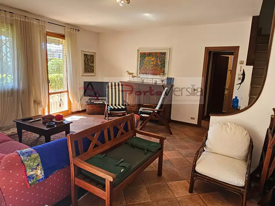 Immagine 2 di Villa in vendita  a Montignoso