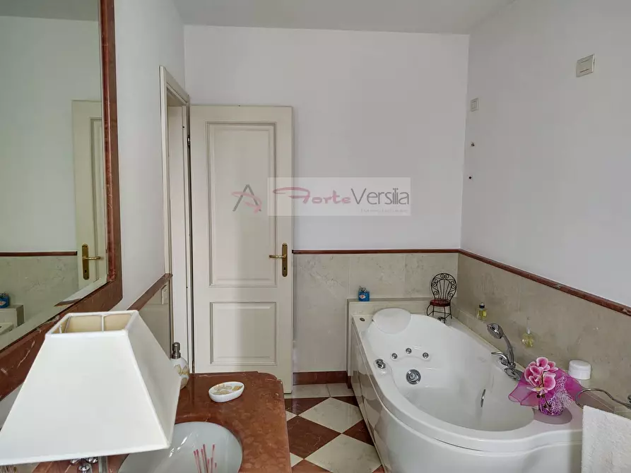 Immagine 20 di Casa indipendente in vendita  a Seravezza