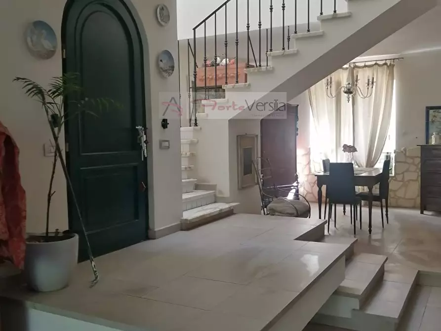 Immagine 2 di Villa in vendita  a Massa