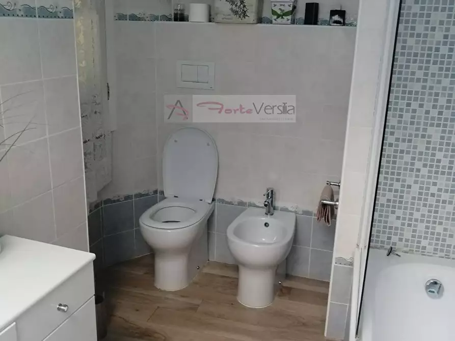 Immagine 26 di Villa in vendita  a Massa