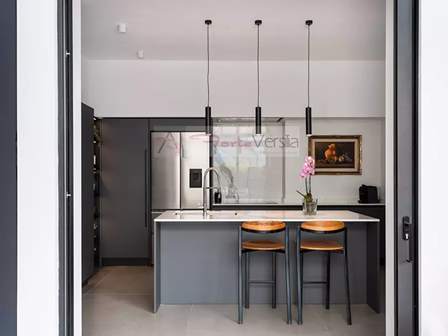 Immagine 9 di Loft/Open space in vendita  a Pietrasanta