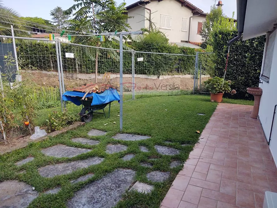 Immagine 2 di Appartamento in vendita  a Forte Dei Marmi