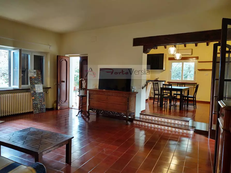 Immagine 2 di Villa in vendita  a Camaiore