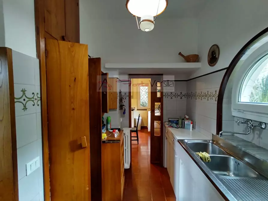 Immagine 10 di Villa in vendita  a Camaiore