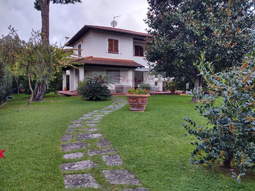 Immagine 1 di Villa in vendita  a Forte Dei Marmi