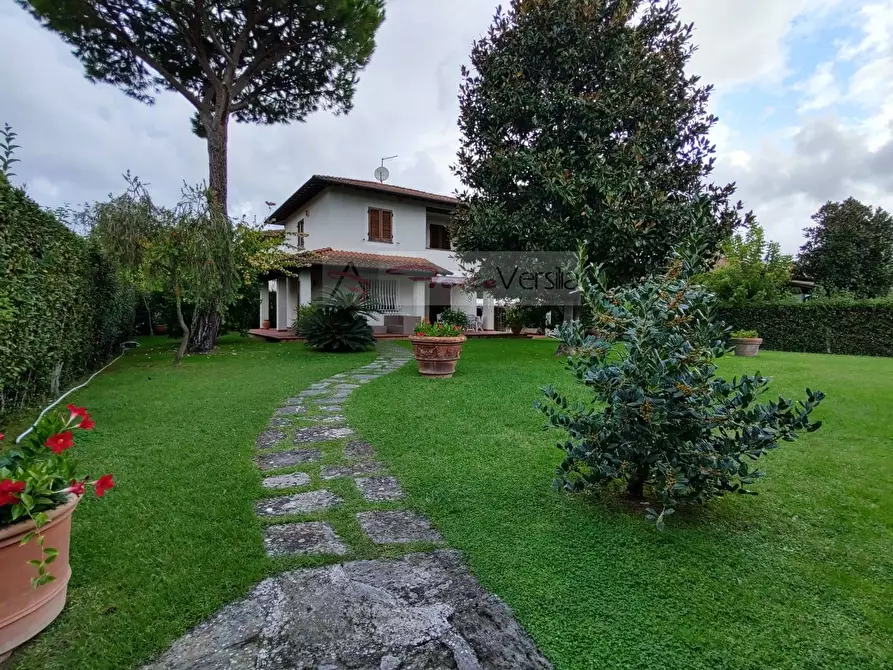Immagine 2 di Villa in vendita  a Forte Dei Marmi