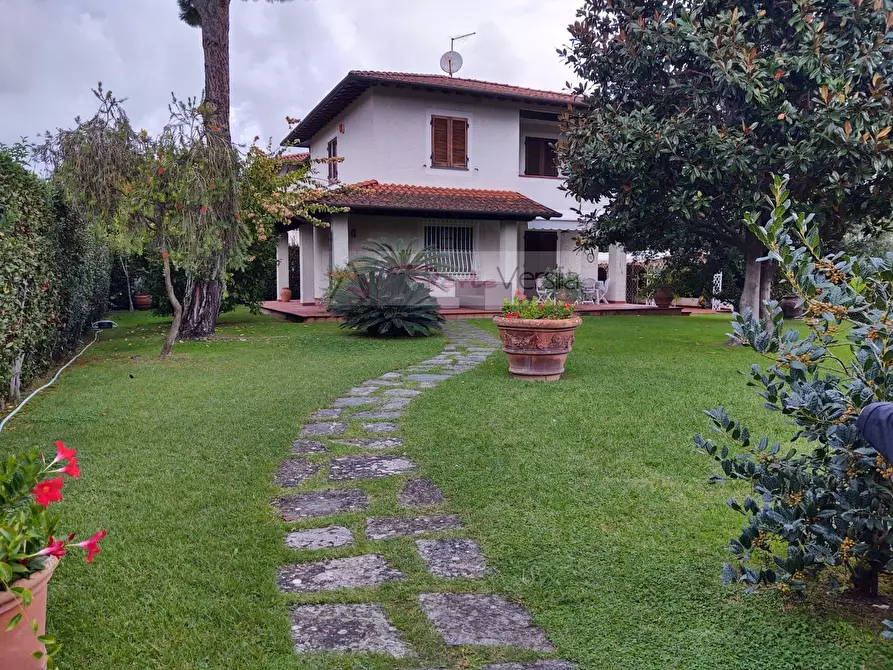 Immagine 3 di Villa in vendita  a Forte Dei Marmi