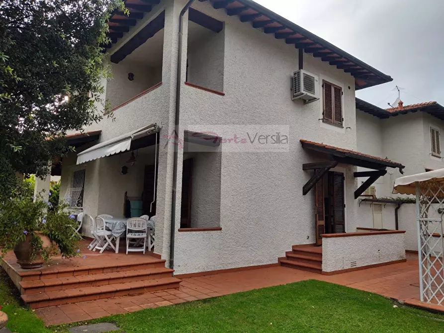 Immagine 6 di Villa in vendita  a Forte Dei Marmi