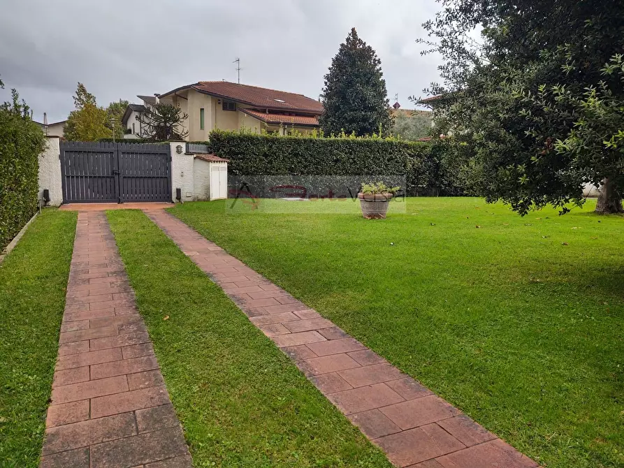 Immagine 8 di Villa in vendita  a Forte Dei Marmi