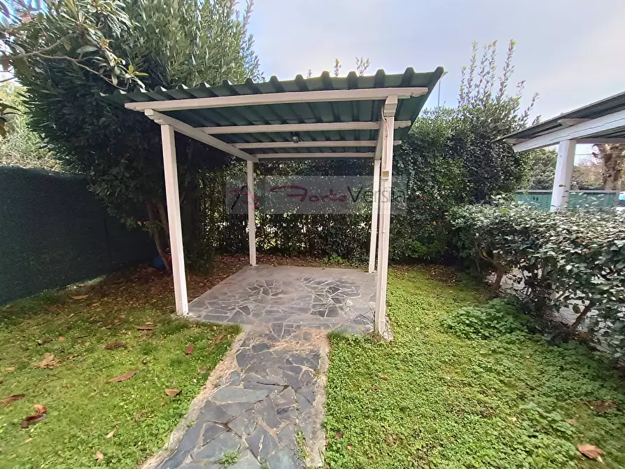 Immagine 21 di Villetta a schiera in vendita  a Pietrasanta