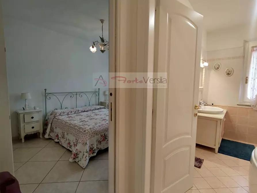 Immagine 12 di Villa in vendita  a Pietrasanta