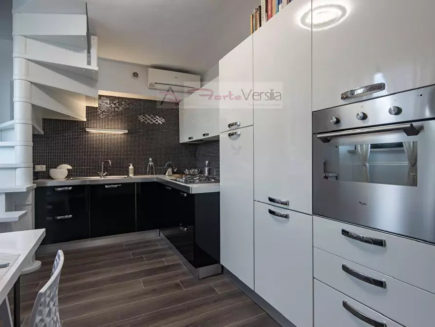 Immagine 9 di Appartamento in vendita  a Viareggio