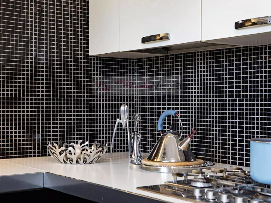 Immagine 11 di Appartamento in vendita  a Viareggio