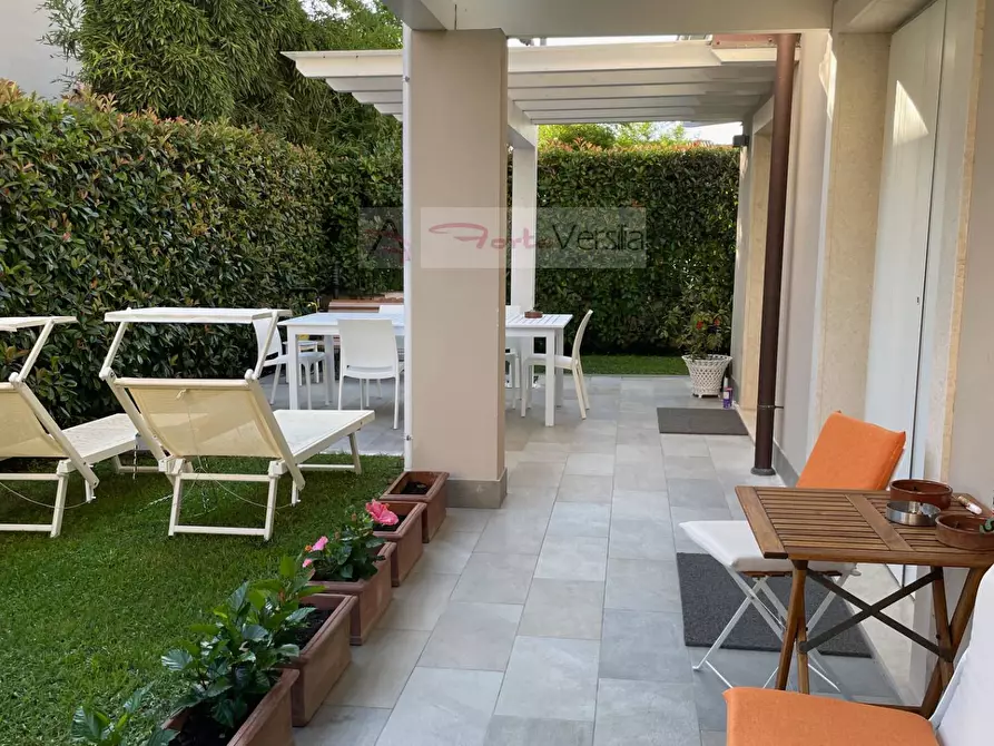 Immagine 2 di Villa in vendita  a Montignoso