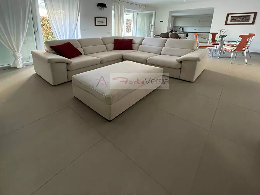 Immagine 3 di Villa in vendita  a Montignoso