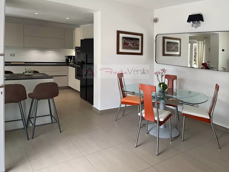 Immagine 9 di Villa in vendita  a Montignoso