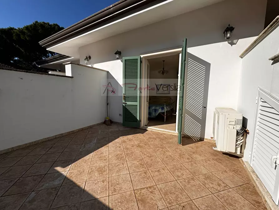 Immagine 2 di Villa in vendita  a Forte Dei Marmi