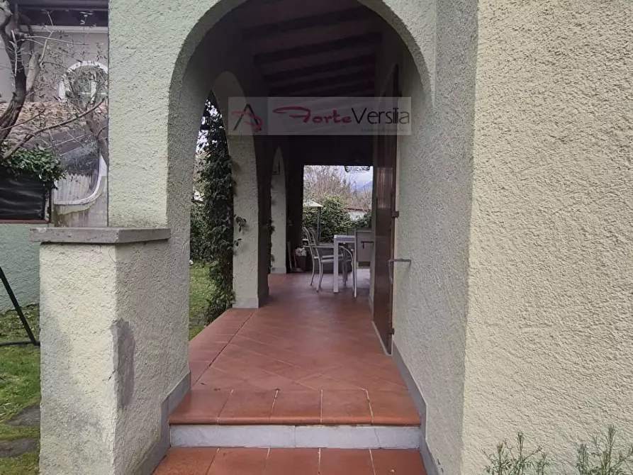 Immagine 2 di Villa in vendita  a Forte Dei Marmi