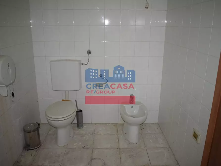 Immagine 7 di Locale commerciale in vendita  in via Garibaldi a Calatabiano