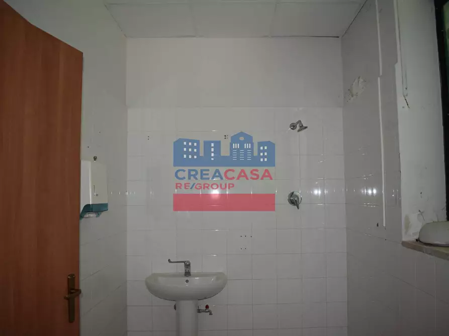 Immagine 8 di Locale commerciale in vendita  in via Garibaldi a Calatabiano