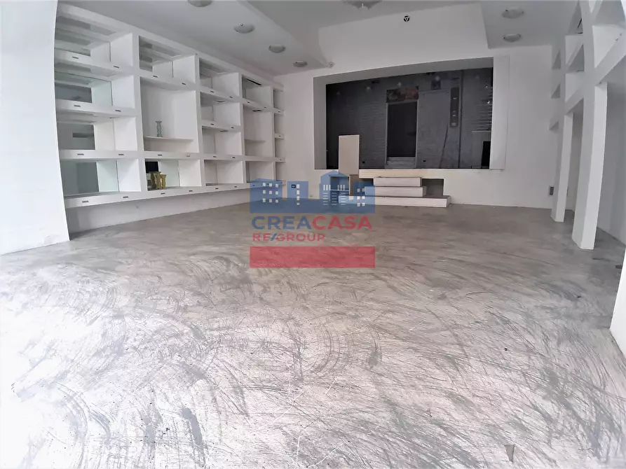 Immagine 2 di Locale commerciale in vendita  in Via Naxos a Giardini-Naxos