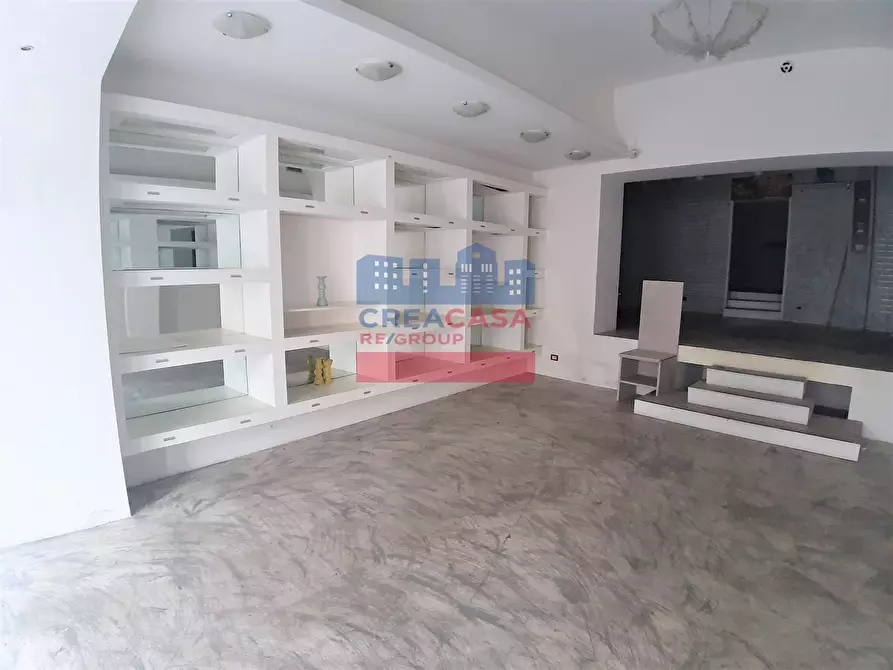 Immagine 3 di Locale commerciale in vendita  in Via Naxos a Giardini-Naxos