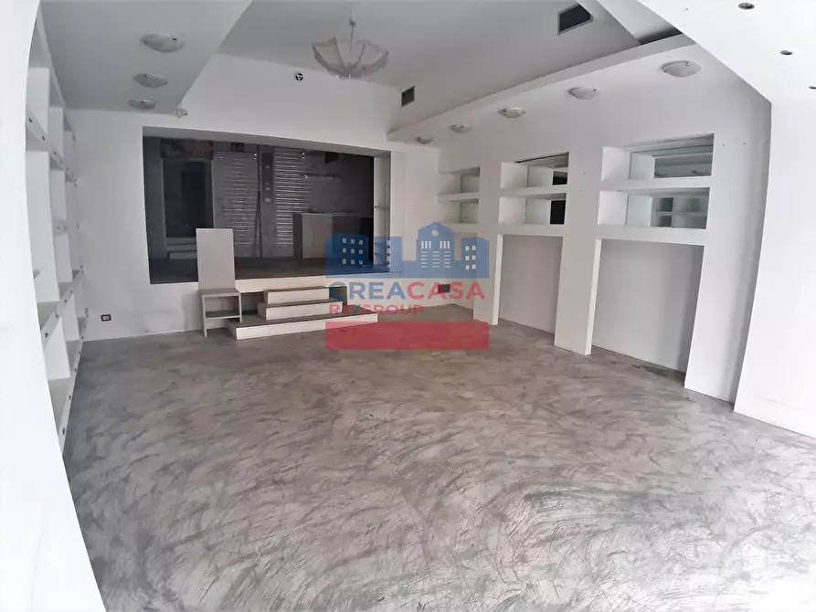 Immagine 4 di Locale commerciale in vendita  in Via Naxos a Giardini-Naxos