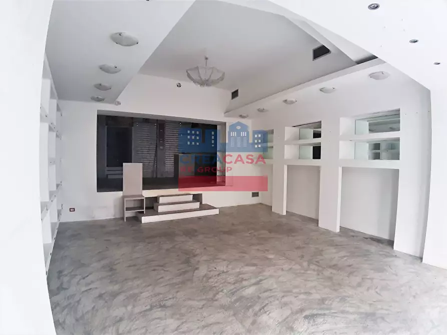 Immagine 5 di Locale commerciale in vendita  in Via Naxos a Giardini-Naxos