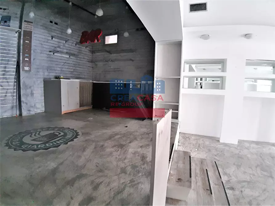 Immagine 9 di Locale commerciale in vendita  in Via Naxos a Giardini-Naxos