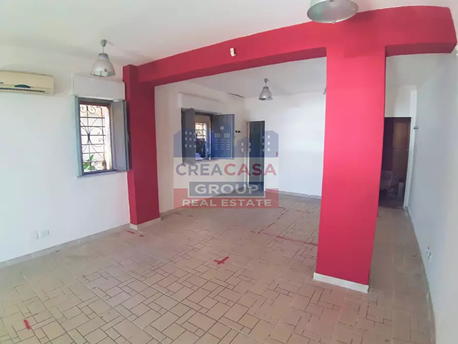 Immagine 10 di Locale commerciale in vendita  in Naxos a Giardini-Naxos