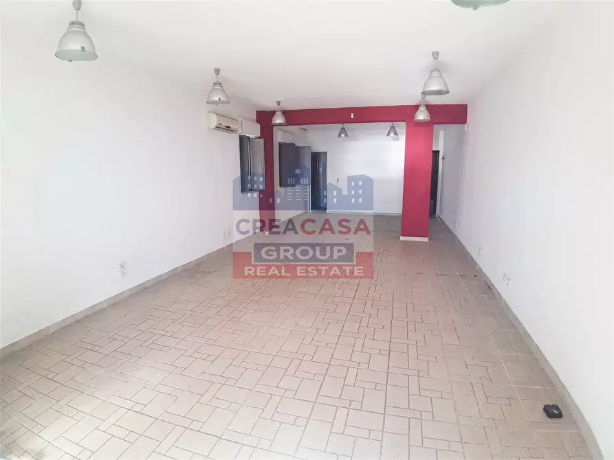 Immagine 11 di Locale commerciale in vendita  in Naxos a Giardini-Naxos