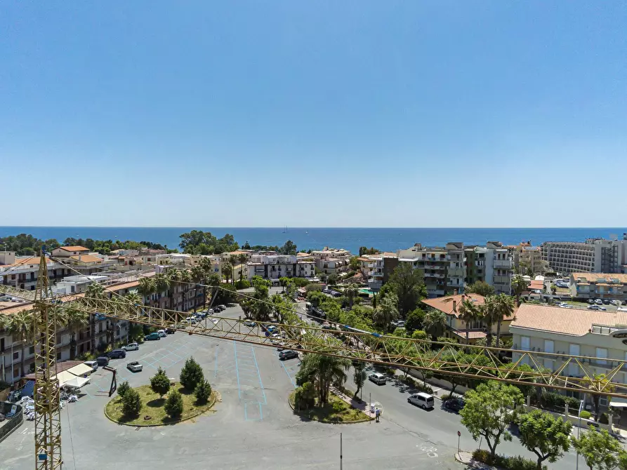 Immagine 2 di Locale commerciale in vendita  in Via Dionisio a Giardini-Naxos