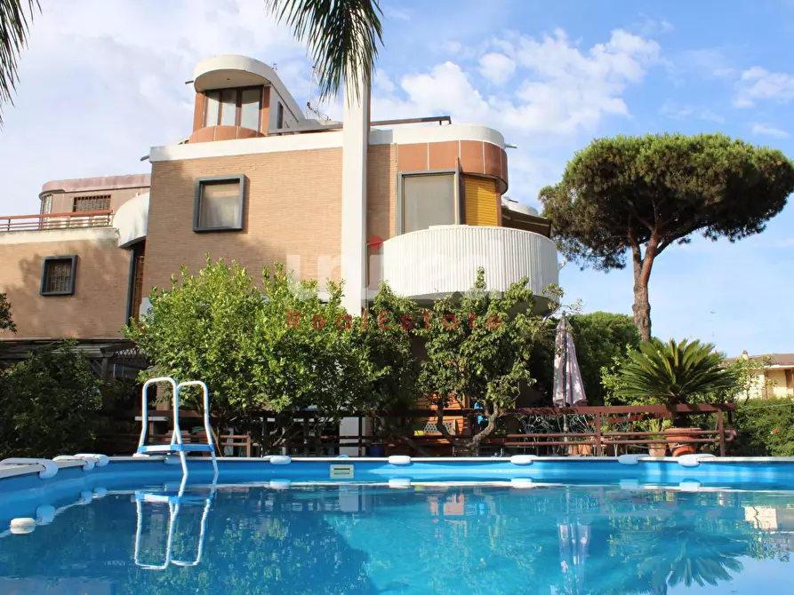 Immagine 1 di Villa in vendita  in via alcmane a Roma