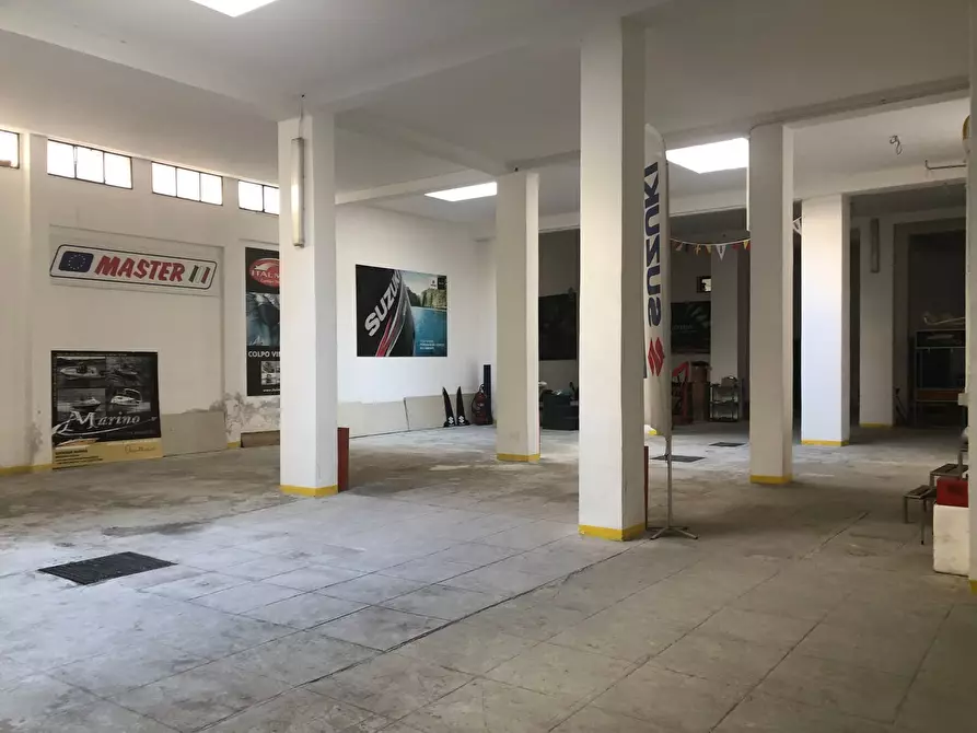 Immagine 15 di Locale commerciale in vendita  in Via Francesco Crispi a Palermo