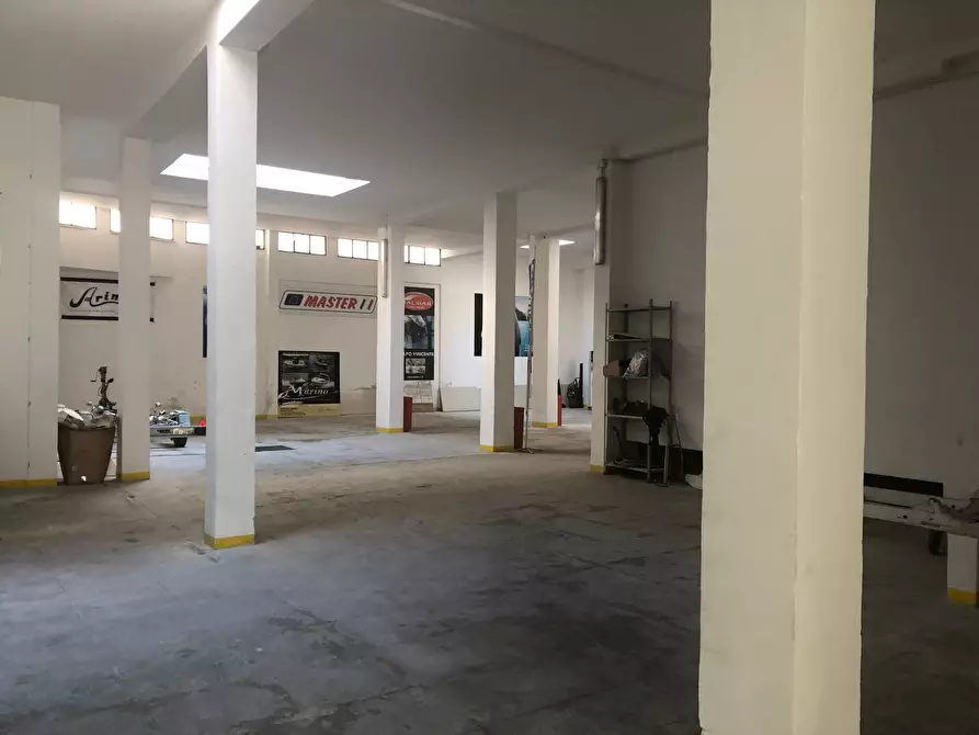 Immagine 14 di Locale commerciale in vendita  in Via Francesco Crispi a Palermo