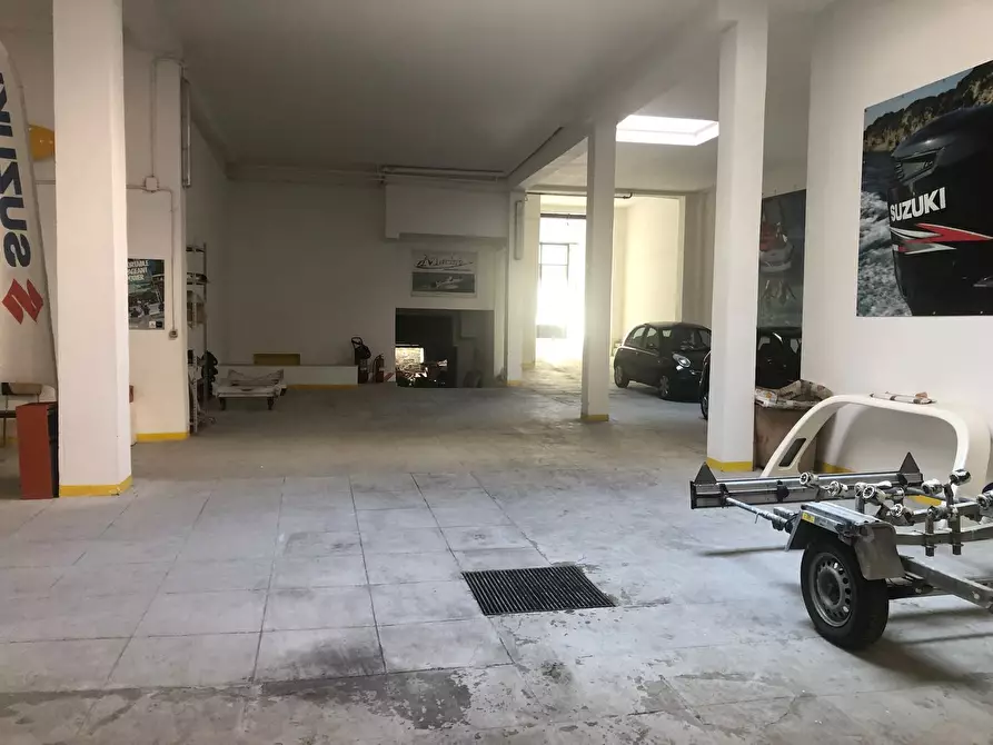 Immagine 17 di Locale commerciale in vendita  in Via Francesco Crispi a Palermo