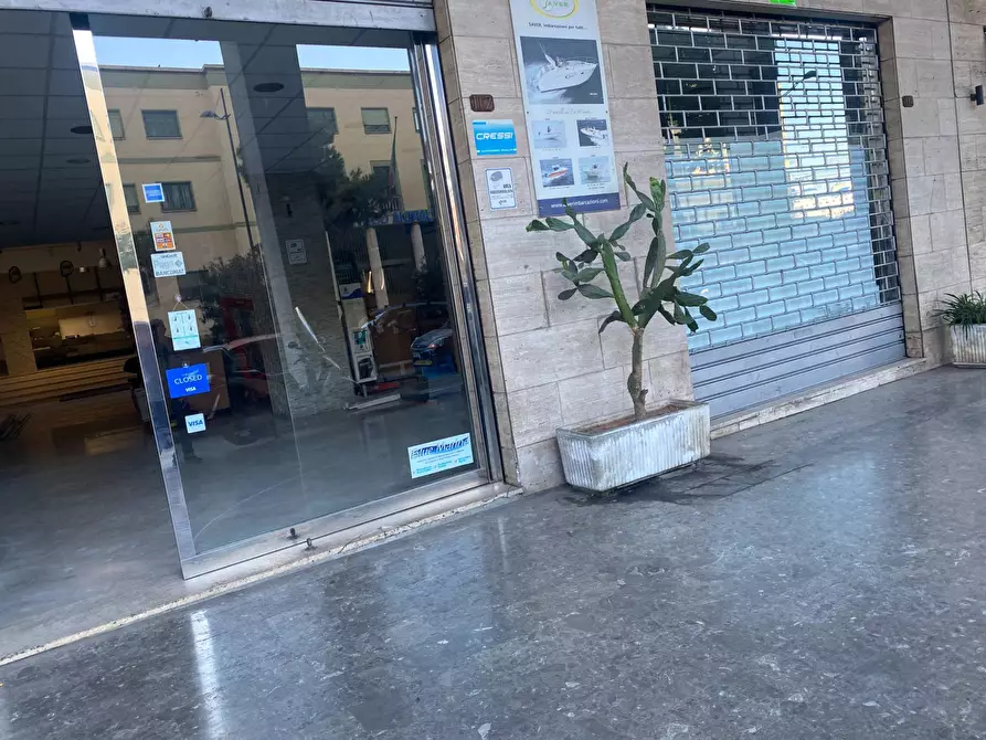 Immagine 2 di Locale commerciale in vendita  in Via Francesco Crispi a Palermo