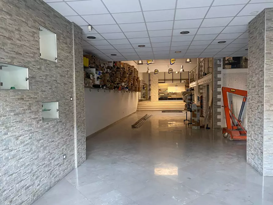 Immagine 4 di Locale commerciale in vendita  in Via Francesco Crispi a Palermo