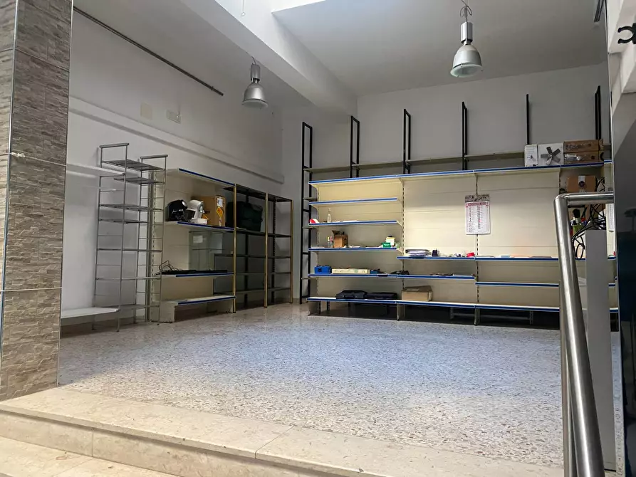 Immagine 9 di Locale commerciale in vendita  in Via Francesco Crispi a Palermo