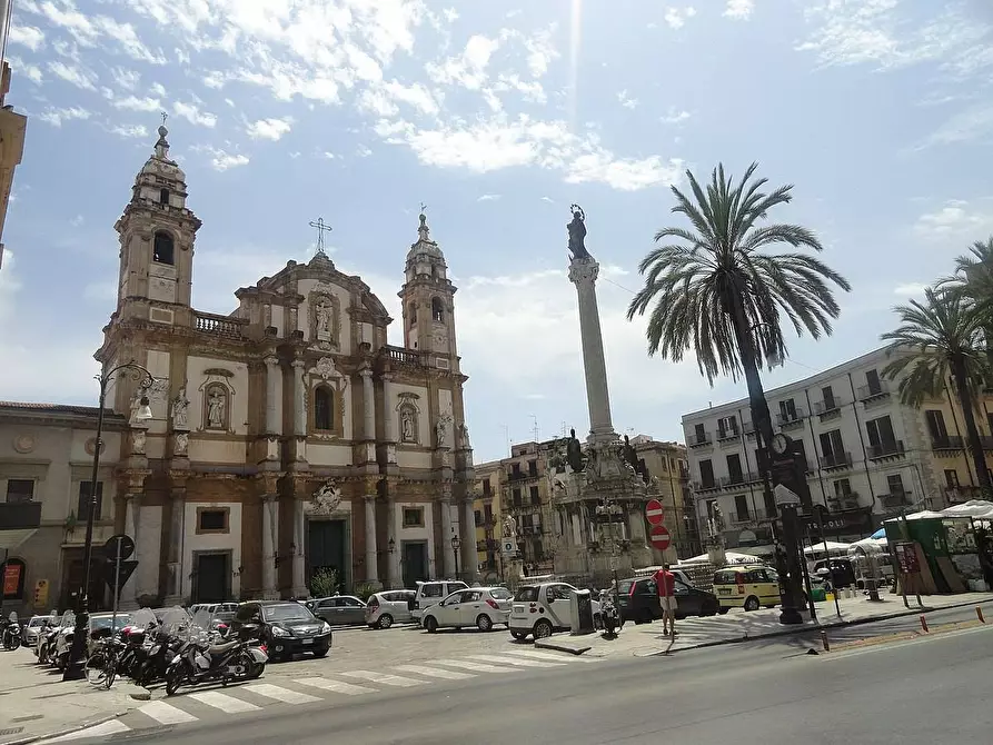 Immagine 1 di Attività commerciale in affitto  in Via Roma a Palermo