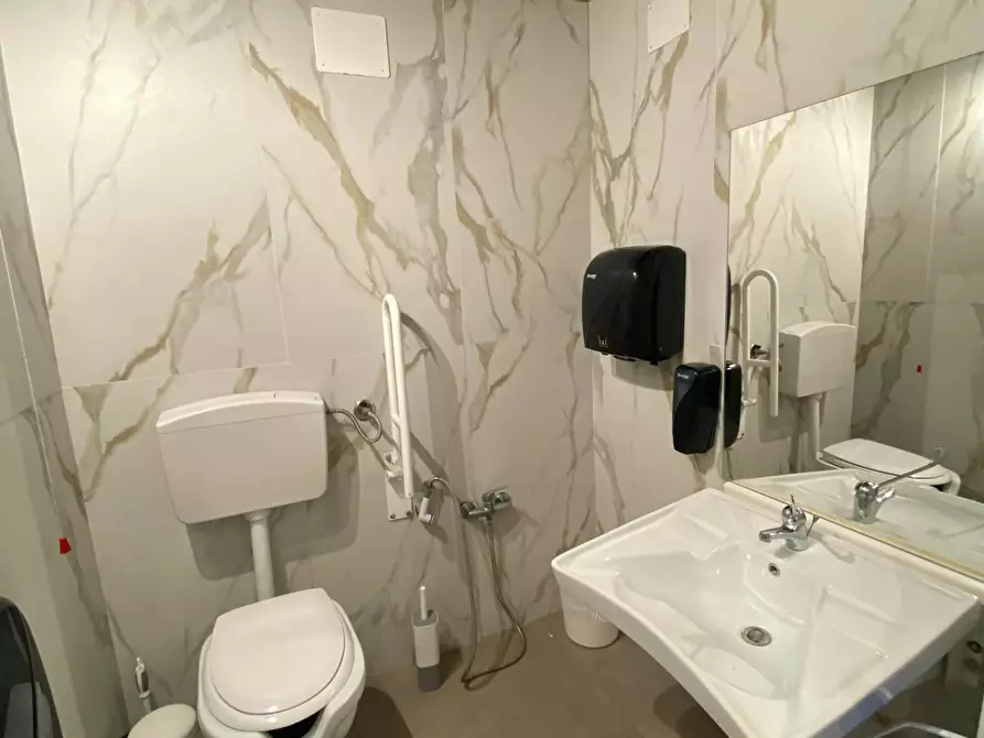 Immagine 16 di Attività commerciale in affitto  in Piazzetta Francesco Bagnasco a Palermo