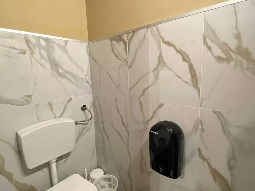 Immagine 17 di Attività commerciale in affitto  in Piazzetta Francesco Bagnasco a Palermo