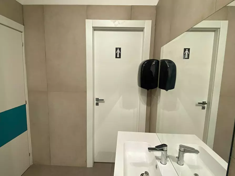 Immagine 18 di Attività commerciale in affitto  in Piazzetta Francesco Bagnasco a Palermo