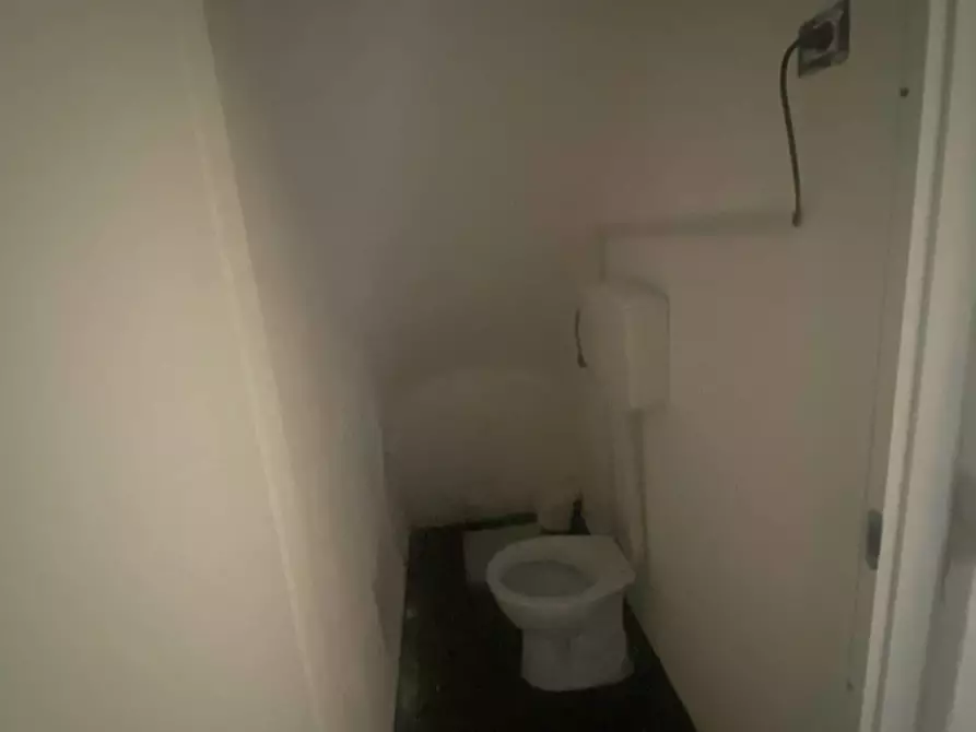 Immagine 9 di Negozio in affitto  in Via Buonriposo a Palermo