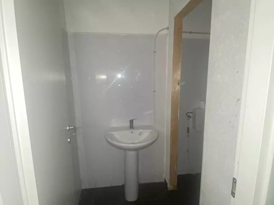 Immagine 11 di Negozio in affitto  in Via Buonriposo a Palermo