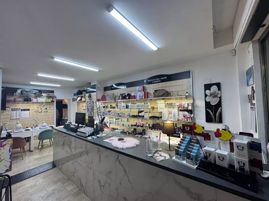 Immagine 1 di Negozio in affitto  in Via Camillo Camilliani a Palermo