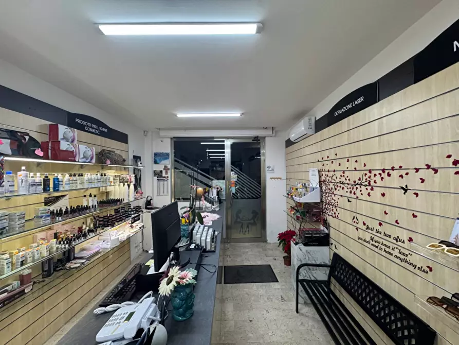 Immagine 2 di Negozio in affitto  in Via Camillo Camilliani a Palermo