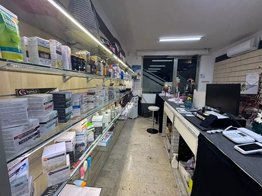 Immagine 3 di Negozio in affitto  in Via Camillo Camilliani a Palermo