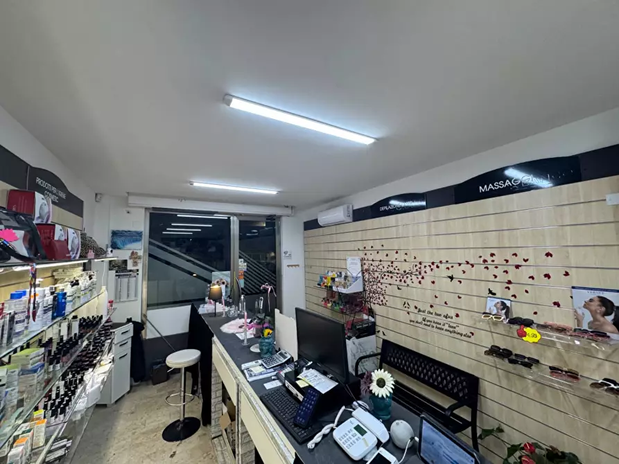 Immagine 4 di Negozio in affitto  in Via Camillo Camilliani a Palermo
