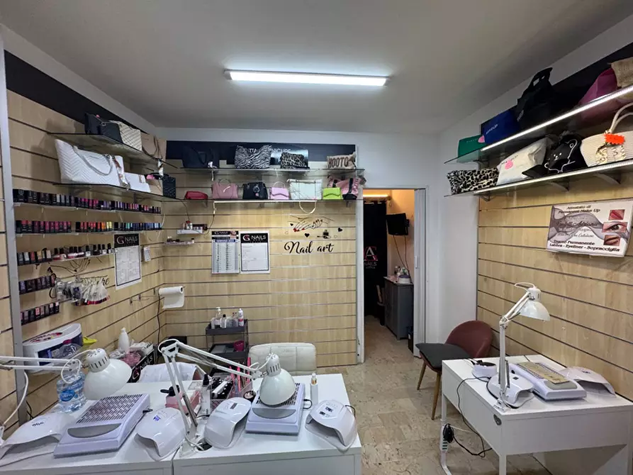 Immagine 5 di Negozio in affitto  in Via Camillo Camilliani a Palermo